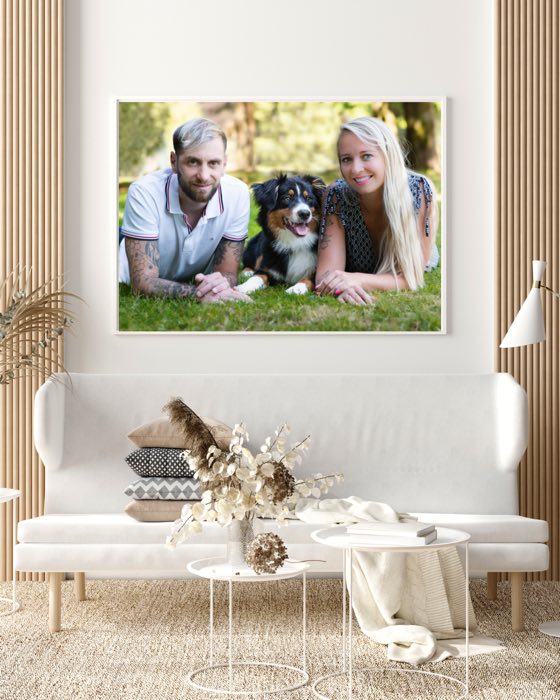 Tirage encadré d’un couple avec son chien, accroché au-dessus d’une banquette